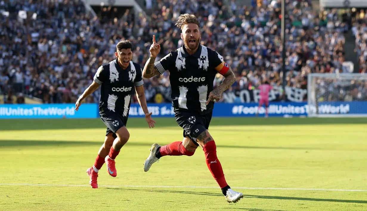 Pemain Monterrey, Sergio Ramos (kanan) melakukan selebrasi setelah mencetak gol ke gawang Inter Milan dalam laga Grup E Piala Dunia Antarklub 2025 di Rose Bowl stadium, Pasadena, Amerika Serikat, Rabu (18/06/2025) WIB. (AFP/Stu Forster)