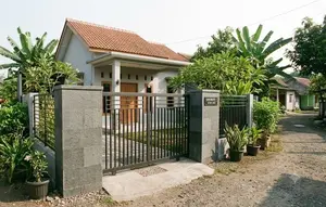 6 Model Gerbang Rumah Kecil di Kampung dengan Pilar Batu Alam yang Elegan dan Sederhana