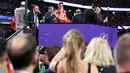 Pemain Kansas City Chiefs, Travis Kelce (atas) memberikan gestur kecupan jauh untuk kekasihnya, Taylor Swift setelah memenangkan Super Bowl LVIII di Las Vegas, Amerika Serikat, Minggu (11/02/2024) waktu setempat. Kansas City Chiefs menang atas San Francisco 49ers dengan skor 25-22 melalui babak tambahan. (AFP/Ezra Shaw)