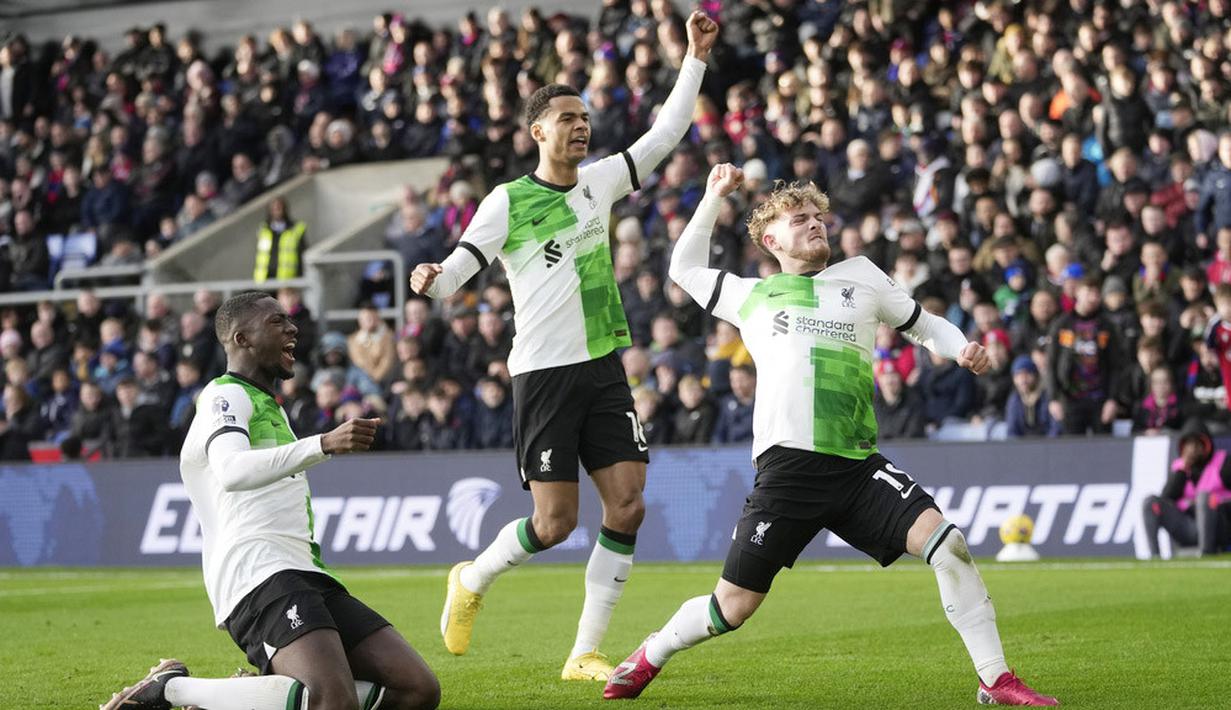 Pemain Liverpool, Harvey Elliott, melakukan selebrasi setelah mencetak gol ke gawang Crystal Palace pada laga pekan ke-16 Premier League di Selhurst Park, Sabtu (9/12/2023). Kemenangan ini membawa The Reds bertengger di posisi teratas  klasemen sementara dengan 37 poin. (AP Photo/Kin Cheung)