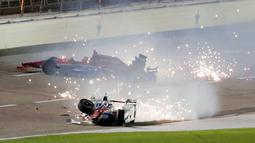  Pebalap Inggris, Jack Hawksworth (depan), terlibat tabrakan dengan pebalap Rusia, Mikhail Aleshin, saat balapan IndyCar di Texas Motor Speedway, Texas, AS, (27/8/2016). (AP Photo/Tim Sharp)