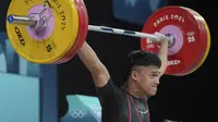 Rizki Juniansyah saat beraksi di nomor snatch angkat besi Olimpiade 2024 nomor 73 kg (AP)