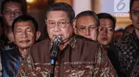 Ketum Partai Demokrat Susilo Bambang Yudhoyono (SBY) memberi keterangan usai bertemu dengan capres nomor urut 02 Prabowo Subianto di Jakarta, Jumat (21/12). SBY mengatakan ada kekhawatiran terjadinya kecurangan di Pemilu 2019. (Liputan6.com/Faizal Fanani)