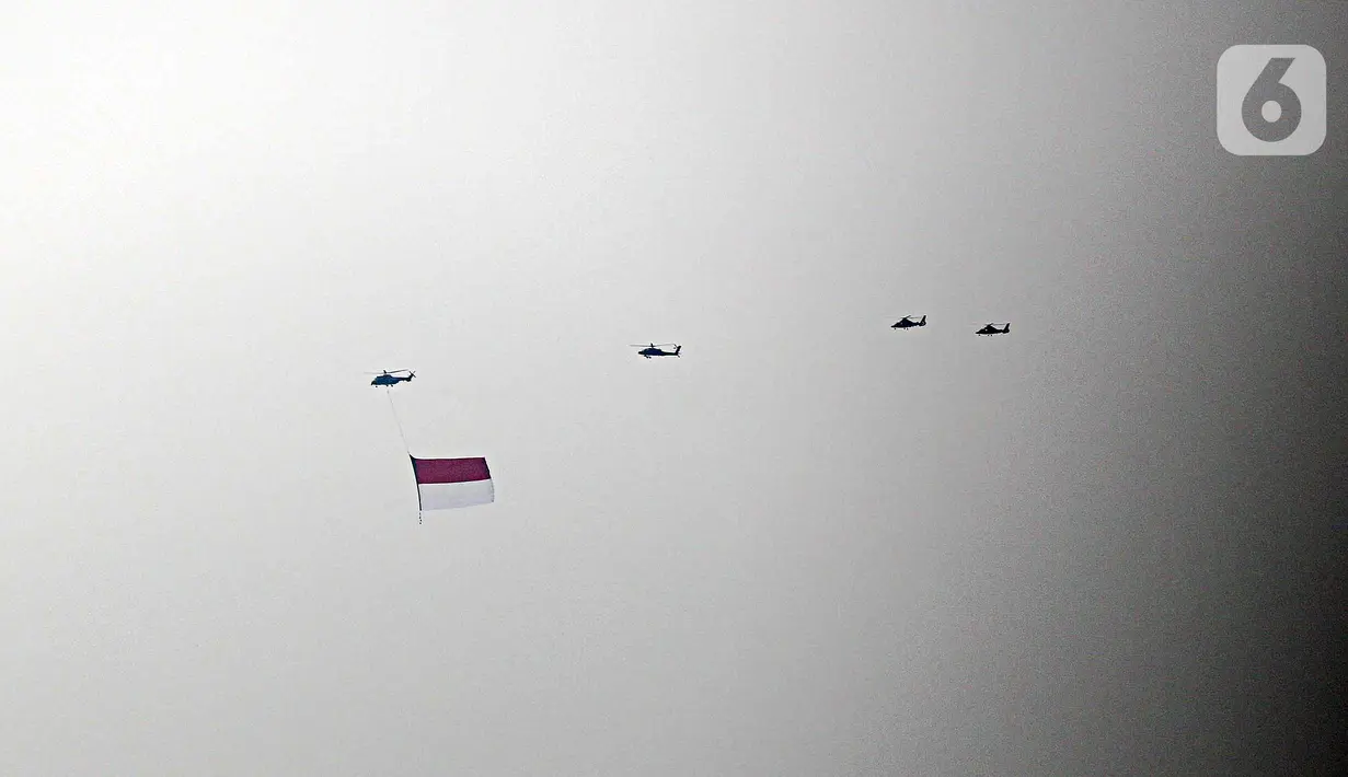 Pesawat tempur F-16 TNI AU terbang melintas di atas Istana Merdeka saat upacara peringatan detik-detik proklamasi di Jakarta, Rabu (17/8/2022). Aksi pesawat tempur TNI AU tersebut untuk memperingati Hari Ulang Tahun ke-77 Republik Indonesia. (Liputan6.com/Faizal Fanani)