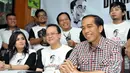 Beberapa artis berpose bersama dengan Jokowi di kantor Nagaswara, Jalan Johar, Gondangdia, Jakarta, Jumat (30/5/2014) (Liputan6.com/Panji Diksana)