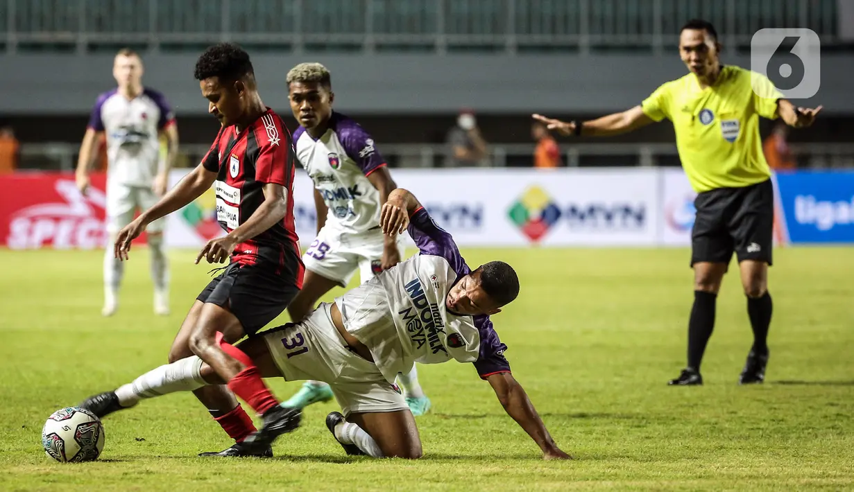 Bek Persipura Jayapura David Kevin Wato Rumakiek berebut bola dengan gelandang Persita Tangerang Harisson Cardoso De Oliveira pada pertandingan BRI Liga 1 2021/2022 di Stadion Pakansari, Bogor, Jawa Barat, Sabtu (28/8/2021). Persita mengalahkan Persipura 2-1. (Bola.com/Bagaskara Lazuardi)