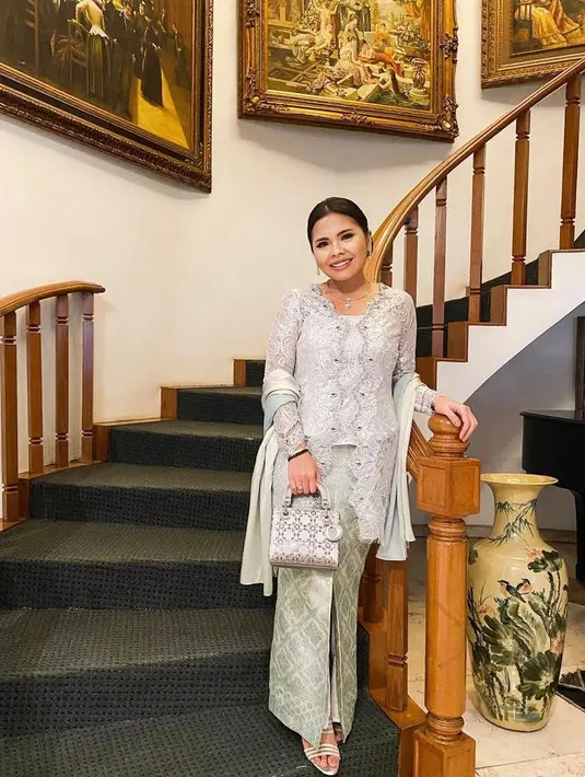 Tampil cantik, Felicia mengenakan kebaya berpayet warna putih dengan rok songket warna hijau muda. Look ini bikin penampilan putri ke-3 Hotman Paris terlihat anggun dan glamor. (Instagram/feliciahutapeaaa).