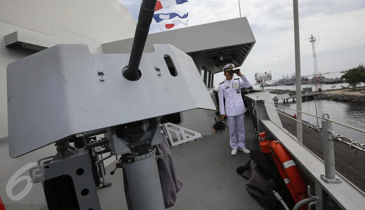 Seorang awak kapal melihat keadaan sekitar di atas KRI Raden Eddy Martadinata 331 di Kompleks Satuan I Koarmabar Pondok Dayung, Tanjung Priok, Jakarta, Jumat (7/4). (Liputan6.com)