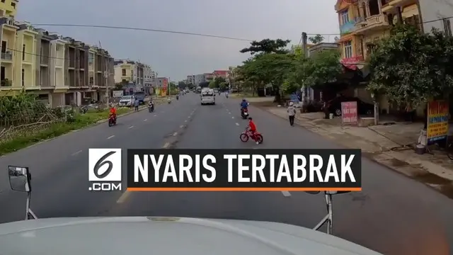 VIDEO: Bocah Nyaris Tertabrak Truk saat Belajar Sepeda di Jalan Raya