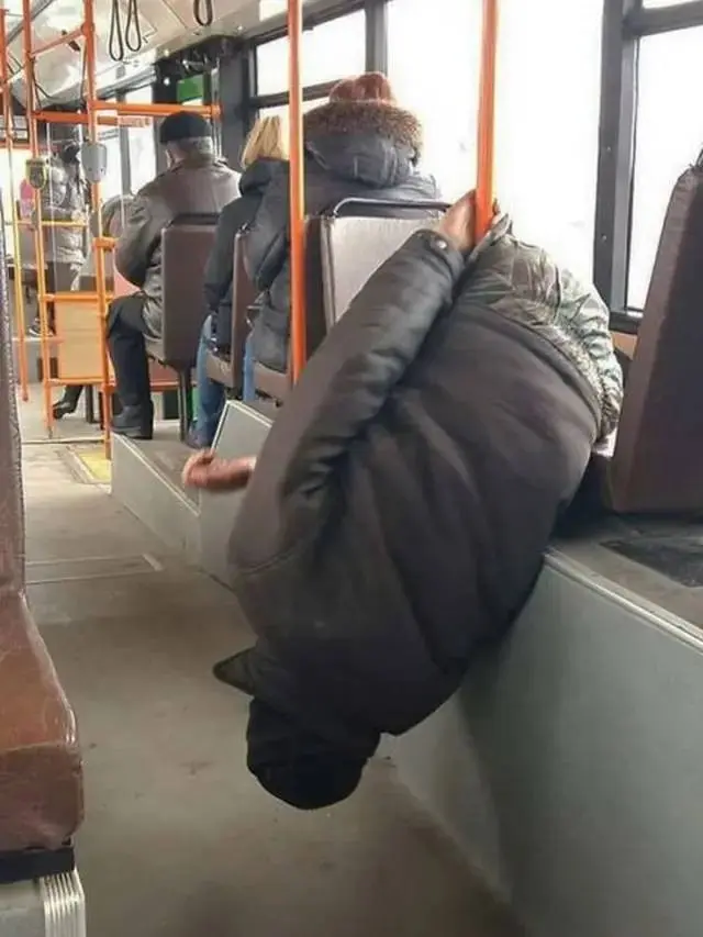 8 Potret Nyeleneh Orang Saat Naik Bus Ini Bikin Geleng Kepala