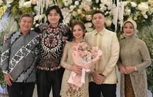 Cantik dan Memesona, Potret Putri Willy Dozan dan Betharia Sonata saat Tunangan Tampil Sederhana dengan Kebaya Coklat