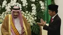 Presiden Joko Widodo memberikan penghargaan kepada Raja Arab Saudi Salman bin Abdulaziz Al-Saud di Istana Bogor, Jawa Barat, Rabu (1/2). Raja Salman mendapat penghargaan Bintang Republik Indonesia Adipurna. (Liputan6.com/Angga Yuniar)