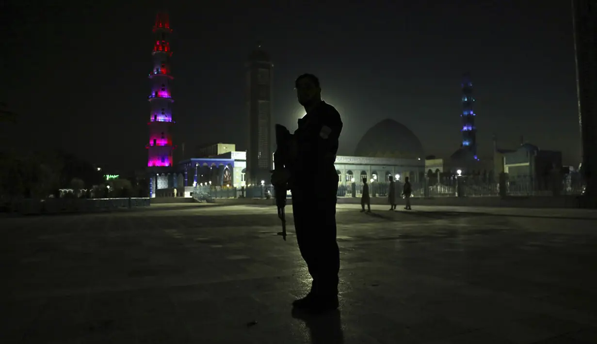 Petugas keamanan berjaga di Hazrat-e-Ali atau Masjid Biru, Mazar-e-Sharif, Afghanistan, Rabu (7/7/2021). Suasana Masjid Biru cenderung sepi, kecuali ketika waktu salat. (AP Photo/Rahmat Gul)