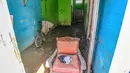 Rumah yang ditinggal pemiliknya akibat kerapkali banjir karena luapan kali Pesanggrahan yang alirannya menyempit karena longsoran sampah dari Tempat Pembuangan Akhir (TPA) Cipayung di Perumahan Griya Alif, Sawangan, Depok, Jawa Barat, Kamis (14/5/2026). (merdeka.com/Arie Basuki)