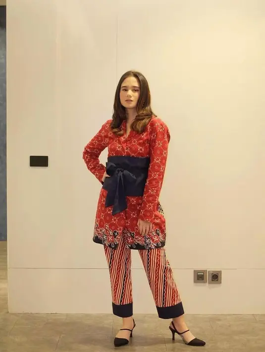 1. Buat outfit kasual-mu lebih stylish, dengan kombinasi tunik batik merah dengan obi belt, seperti look Tissa Biani satu ini. (Instagram/tissabiani).