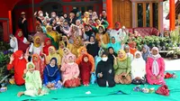 Puluhan emak-emak anggota Koperasi Wanita Mitra Amanah (KWMA) Kampung Mularajeun, Desa Mekarmukti, Kecamatan Cilawu, Kabupaten Garut, Jawa Barat, sukses dari jeratan bank emok. (Liputan6.com/Jayadi Supriadin)