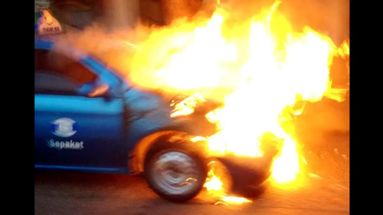 taksi-terbakar-140220a.jpg