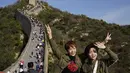 Wisatawan berpose di sepanjang hamparan Tembok Besar Badaling di pinggiran Beijing (6/10/2020). 425 juta turis China melakukan perjalanan domestik di paruh pertama delapan hari libur Hari Nasional, menghasilkan $ 45,9 miliar pendapatan pariwisata. (AP Photo/Ng Han Guan)