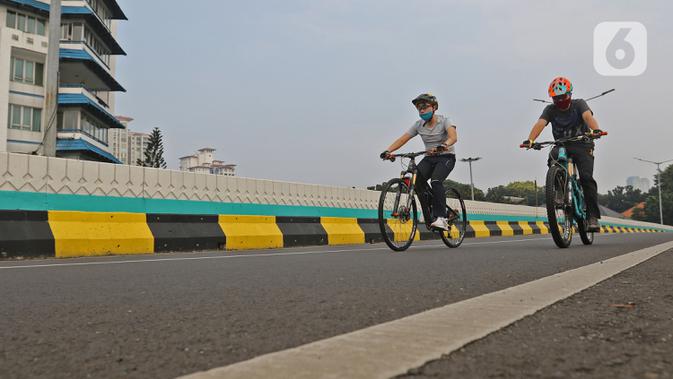 Warga bersepeda saat Hari Bebas Kendaraan Bermotor (HBKB) atau Car Free Day (CFD) di Jalan Layang Non Tol Antarasari, Jakarta, Minggu (28/6/2020). (Liputan6.com/Herman Zakharia)
