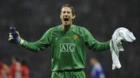 Edwin van der Sar. Kiper Belanda ini berusia 40 tahun, 6 bulan dan 29 hari saat melakoni laga terakhirnya di partai final Liga Champions melawan Barcelona, 28 Mei 2011. Selama total 6 musim telah bermain dalam 266 laga dengan mencatat 202 kebobolan dan 135 clean sheet. (AFP/Franck Fife)