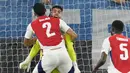 Kiper Arsenal, David Raya melakukan selebrasi bersama William Saliba setelah melakukan penyelamatan gemilang pada laga Liga Europa 2023/2024 melawan Atalanta di Atleti Azzurri d'Italia stadium, Bergamo, Italia, Jumat (20/09/2024) WIB. (AP Photo/Antonio Calanni)