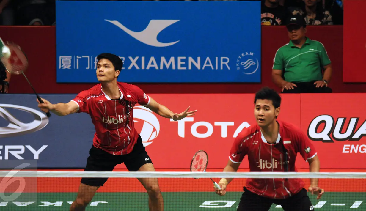Ganda putra Indonesia, Angga Pratama/Ricky K Suwardi saat tampil melawan Hiroyuki Endo/Kenichi Hayakawa (Jepang) di Total BWF World Championships 2015, Jakarta, Jumat (14/8/2015). Angga/Ricky menyerah 17-21, 21-14, 18-21.(Liputan6.com/Helmi Fithriansyah)