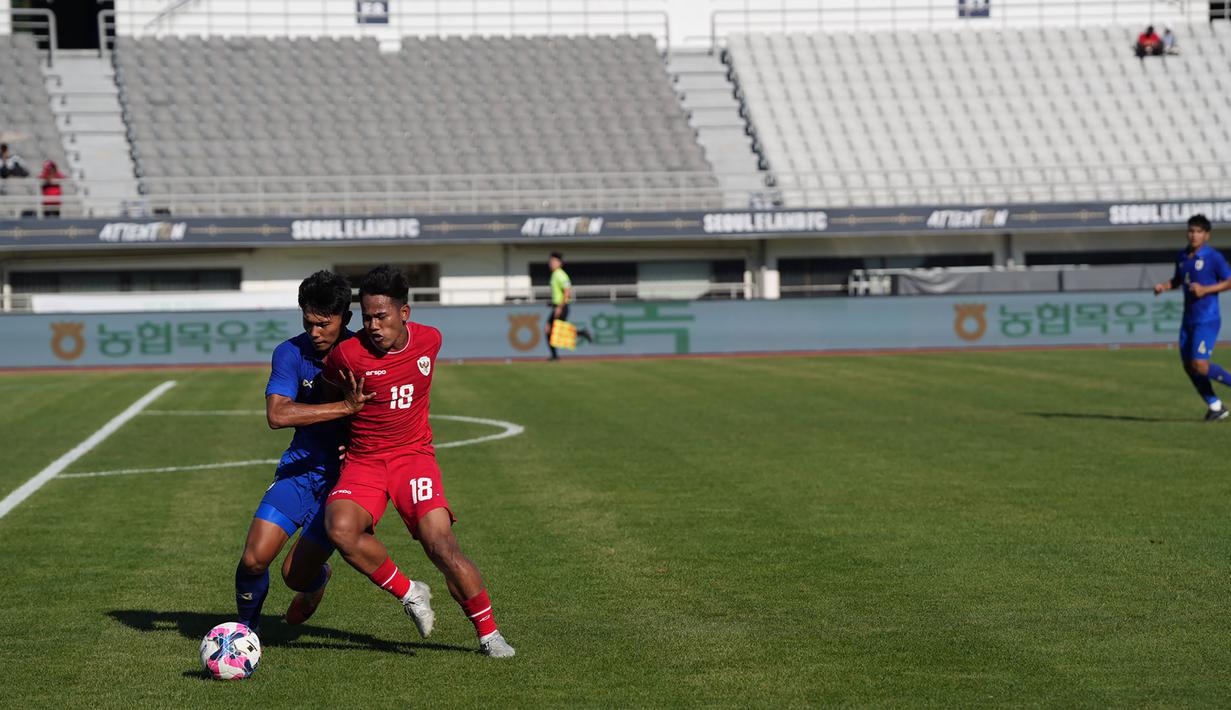 Pemain Timnas Indonesia U-20, Toni Firmansyah (kanan) berebut bola dengan seorang pemain Thailand U-20 pada laga kedua Turnamen Seoul Earth on Us Cup 2024 di Stadion Mokdong, Seoul, Korea Selatan, Jumat (30/8/2024). (Dok. PSSI)