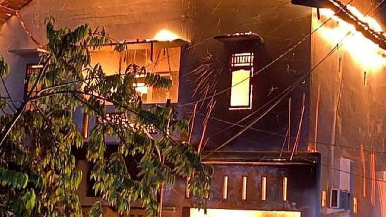 2 Petugas Damkar OKU Tertimpa Atap Rumah saat Padamkan Kebakaran, 1 Orang Gugur