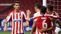 Striker Atletico Madrid Alvaro Morata (kiri) merayakan gol ke gawang Real Mallorca pada laga La Liga di Wanda Metropolitano, Jumat (3/7/2020) atau Sabtu dini hari WIB. (AFP/Pierre-Philippe Marcou)