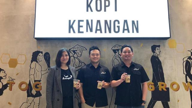 Founder Kopi Kenangan, dari kiri Cynthia Chaerunnisa (CoFounder & CMO), Edward Tirtanata (CoFounder & CEO) dan James Prananto (CoFounder & COO). (dok. Kopi Kenangan, Cynthia Chaerunnisa/Adhita Diansyavira)