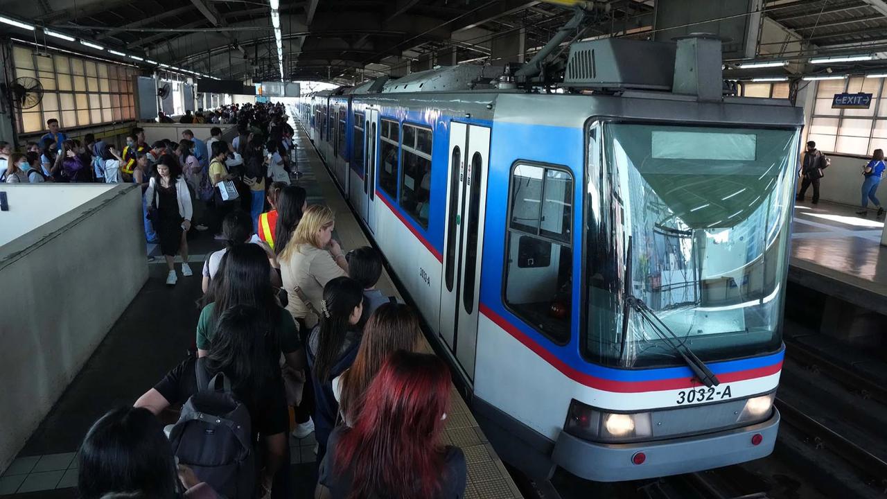 FOTO: Penumpang MRT Membludak Dampak Krisis BBM di Filipina