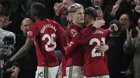 Selebrasi gelandang Manchester United, Alejandro Garnacho (tengah) bersama Antony setelah mencetak gol ketiga timnya ke gawang Chelsea pada laga pekan ke-31 Premier League 2023/2024 di Stamford Bridge, London, Kamis (4/4/2024). (AP Photo/Kin Cheung)