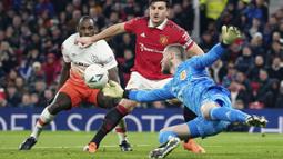 Kiper Manchester United, David de Gea (kanan) berusaha menghalau bola pada laga putaran kelima Piala FA 2022/2023 melawan West Ham yang berlangsung di Stadion Old Trafford, Manchester, Kamis (02/03/2023) WIB. MU berhasil menang comeback 3-1. (AP Photo/Dave Thompson)