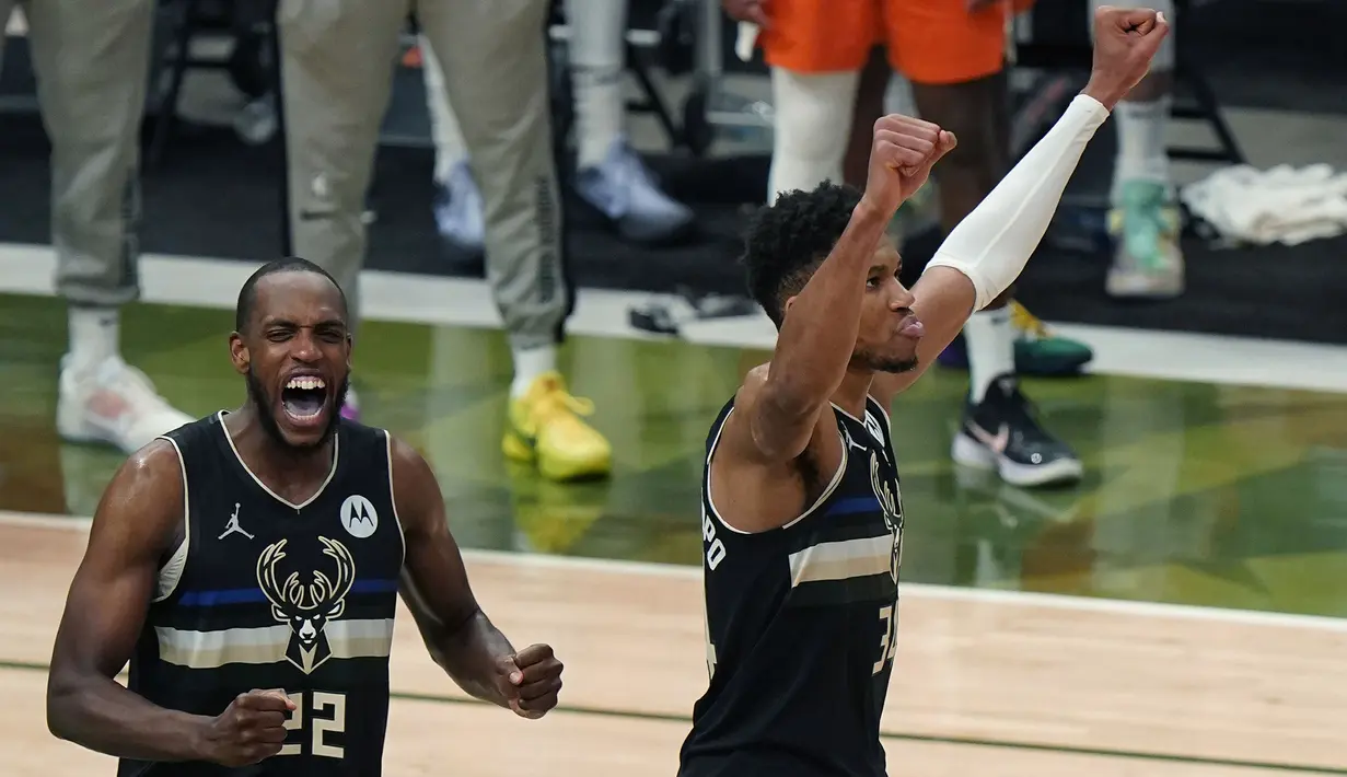 Bucks akhirnya dapat menutup kuarter keempat dengan skor 28-21 sehingga membuat skor akhir menjadi 105-98. Trio Giannis Antetokounmpo (kanan), Khris Middleton (kiri), dan Jrue Holiday berperan penting dalam kemenangan gim keenam ini. (Foto: AP/Paul Sancya)