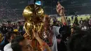 Pelatih Arema Cronus, Milomir Seslija, mengangkat trofi Torabika Bhayangkara Cup 2016 di SUGBK, Jakarta, Minggu (3/4/2016). (Bola.com/Nicklas Hanoatubun)