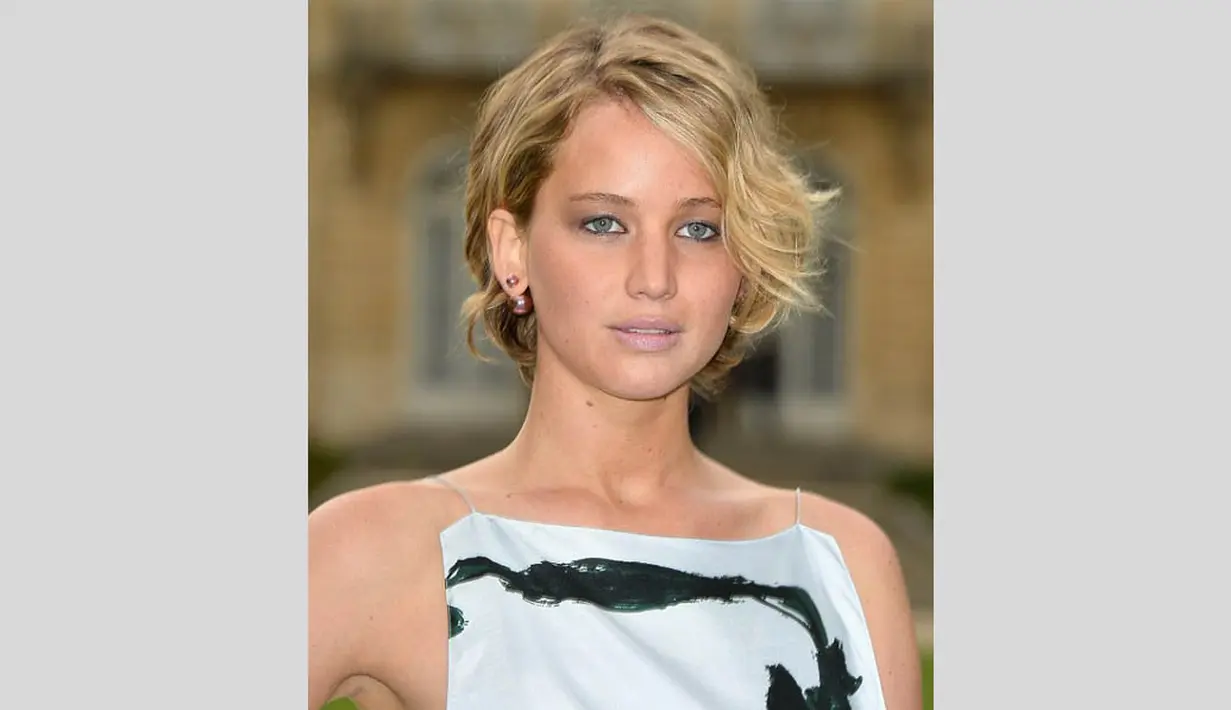 Aktris berusia 23 tahun itu mengenakan dress rancangan Dior di Paris Fashion Week di Paris, Prancis, Senin (7/7/14). (Getty Images)