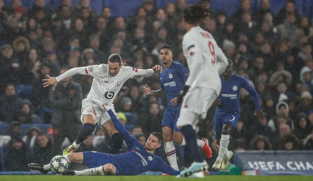 Pemain Chelsea Jorginho (kedua kiri) menghalau pemain Lille Yusuf Yazici (kiri) pada pertandingan Grup H Liga Champions di Stadion Stamford Bridge, London, Inggris,  Selasa (10/12/2019). Chelsea menang 2-1 dan lolos ke babak 16 besar Liga Champions. (AP Photo/Thanassis Stavrakis)