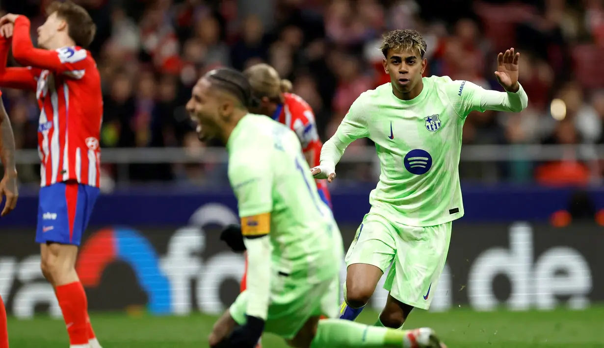 Penyerang Barcelona, Lamine Yamal (kanan) saat mencetak gol ketiga bagi timnya pada pertandingan pekan ke-28 La Liga 2024/2025 melawan Atletico de Madrid di Stadion Metropolitano, Madrid, 16 Maret 2025 waktu setempat atau Senin (17/3/2025) dini hari WIB. (OSCAR DEL POZO/AFP)
