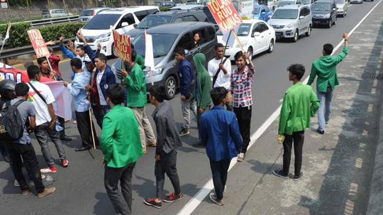 Tolak RUU Kamnas, mahasiswa bakar ban dan blokir jalan