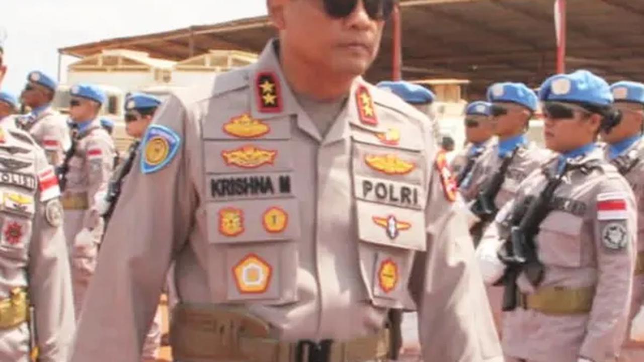 Jenderal Polisi Jalan Kaki Blusukan di Pasar Benua Afrika, Gayanya Santai Sambil Sruput Kelapa
