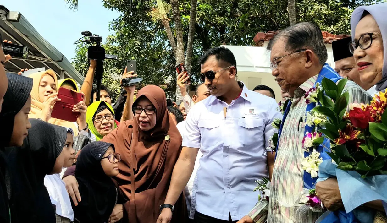 Mantan Wakil Presiden Jusuf Kalla atau JK (kedua kanan) berbincang dengan warga saat tiba di kampung halamannya, Makassar, Sulawesi Selatan, Sabtu (26/10/2019). JK disambut tarian, tabuh rebana, hingga hafalan surat pendek dari anak-anak. (Liputan6.com/HO/Tim JK)