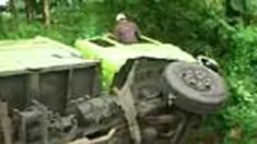 Sebuah truk pengangkut batu bara menghantam bus di Ngawi, Jatim hingga mengakibatkan seorang tewas. Sementara bus di Simalungun, Sumut yang menabrak pohon juga menewaskan seorang penumpang. 