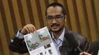 Ketua KPK Abraham Samad saat memberikan keterangan pers terkait foto syur mirip dirinya seranjang bersama mirip Feriyani Lim di Gedung KPK, Senin (2/2/2015) malam. (Liputan6.com/Sugeng Triono)