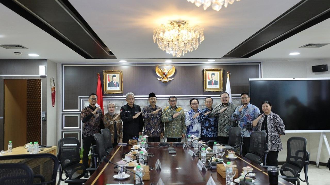 Menteri Sosial Saifullah Yusuf (Gus Ipul) saat bertemu dengan Menteri Ekonomi Kreatif Teuku Riefky Harsya di Kantor Kemensos