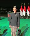 Tampilan semi maskulin istri Nadiem Makarim, Franka Makarim kenakan kebaya janggan berwarna hitam. [@frankamakarim].