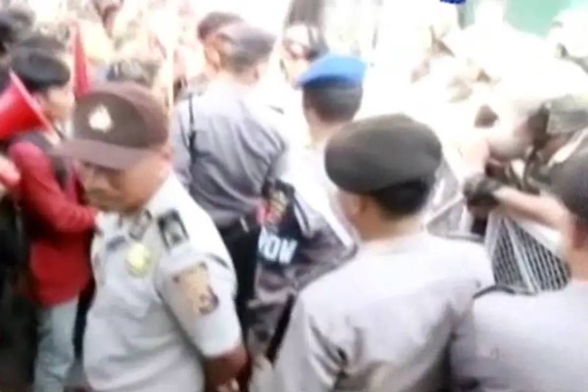 (Lip6 Malam) PHK