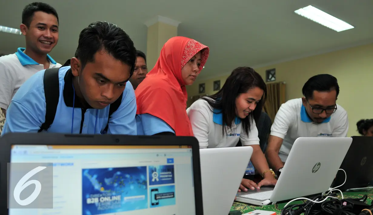 Peserta pelatihan pemberdayaan masyarakat saat mencoba simulasi e-commerce di Jakarta, Selasa (19/1). Indonetwork gelar pelatihan sebagai bentuk kepedulian perkembangan industri di Indonesia. (Liputan6.com/Yoppy Renato)