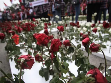 Hamparan bunga mawar merah dan putih menghiasi lokasi sidang vonis Basuki Tjahaja Purnama atau Ahok di Kementerian Pertanian, Jakarta, Selasa (9/5). Sebagian dari bunga itu, dibagikan kepada sesama pendukung dan masyarakat. (Liputan6.com/Faizal Fanani)