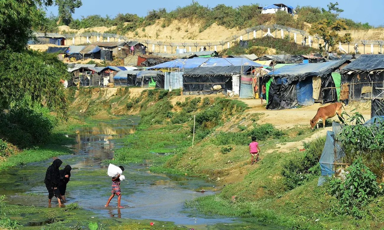 Kemah-kemah pengungsi Rohingya di Tombru, wilayah no man's land di perbatasan Bangladesh - Myanmar yang secara teknis membuat kedua negara saling berbagi lahan tersebut (Munir Uz Zaman/AFP PHOTO)