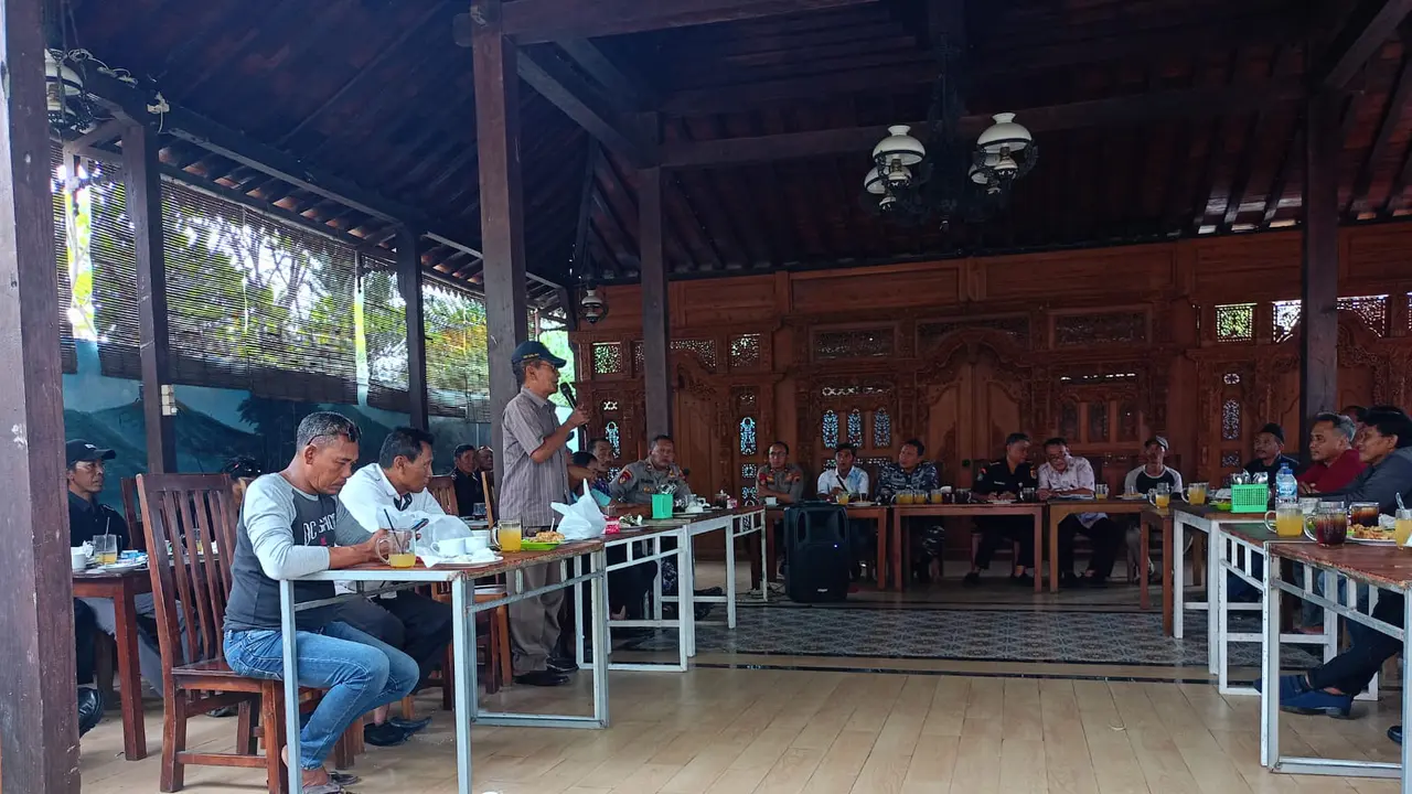 Mediasi nelayan Rembang dan pati. (Liputan6.com/Arief Pramono)